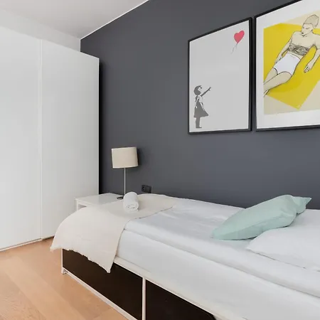 Neptun Park Spacious 3-bedroom By Renters شقة غدانسك