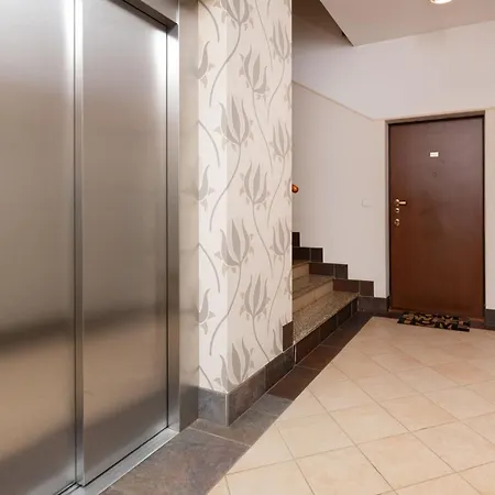 Neptun Park Spacious 3-bedroom By Renters شقة